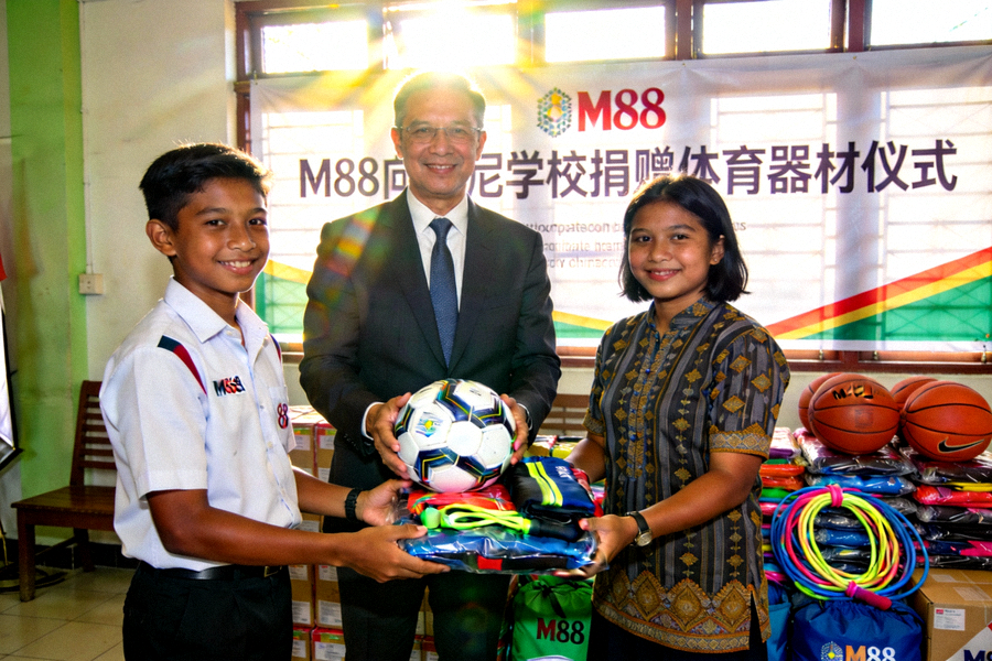 M88向印尼学校捐赠体育器材仪式 - 学生代表接收足球和运动装备