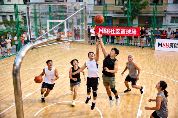 M88资助的社区篮球场翻新项目 - 居民在新球场打球